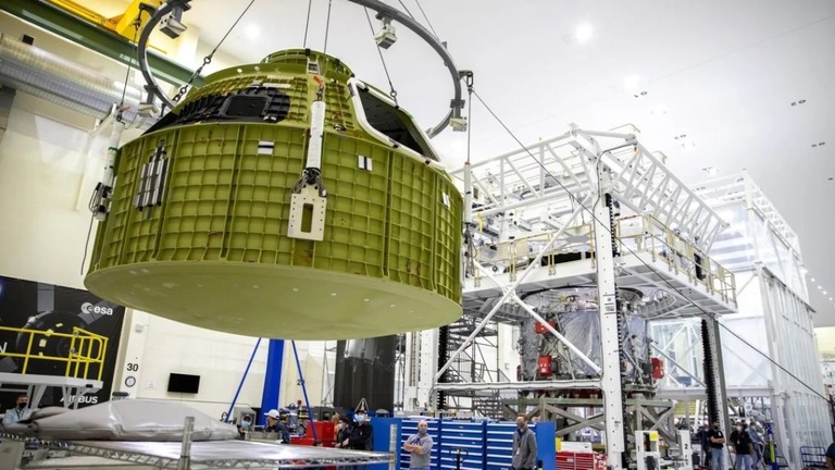 ケネディ宇宙センターでクレーンにより持ち上げられる宇宙船「オリオン」の圧力容器/Glenn Benson/NASA