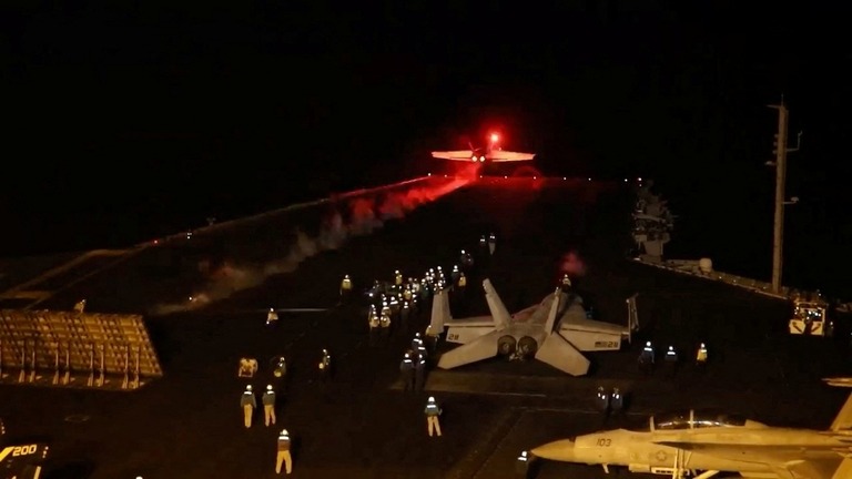 イエメンの標的への空爆に向け非公開の地点から飛び立つ航空機/ US Central Command/X/Reuters