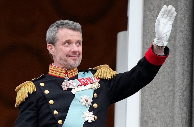 デンマークの首都コペンハーゲンで１４日、フレデリック新国王が即位した/Martin Meissner/AP