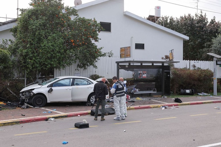 １５日、ラーナナで起きた襲撃事件によって損傷した車両を調べるイスラエル警察/Jack Guez/AFP/Getty Images