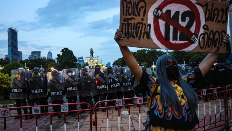 不敬罪を規定するタイ刑法第１１２条に反対するプラカードを掲げる抗議デモ参加者/Jack Taylor/AFP/Getty Images