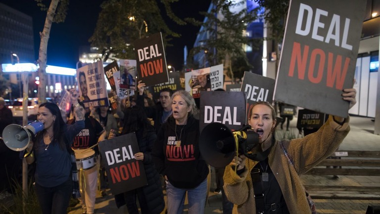 人質解放の合意を求めて抗議する人々＝１８日、イスラエル・テルアビブ/Amir Levy/Getty Images