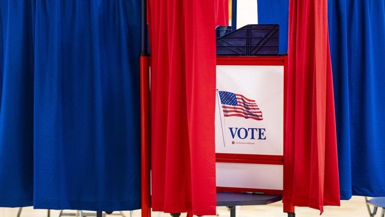 ニューハンプシャー州プリマスの投票所＝２３日/Al Drago/Bloomberg/Getty Images