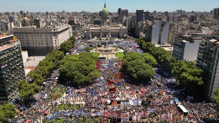 南米アルゼンチンでミレイ大統領が示した経済改革に反対するゼネストが行われた/Rodrigo Abd/AP