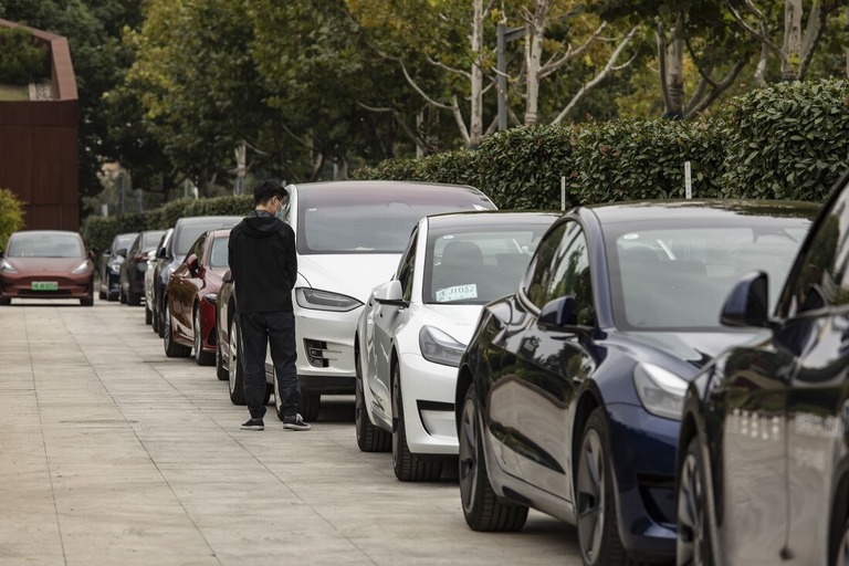テスラの電気自動車＝２０２２年１０月、中国・上海/Qilai Shen/Bloomberg/Getty Images