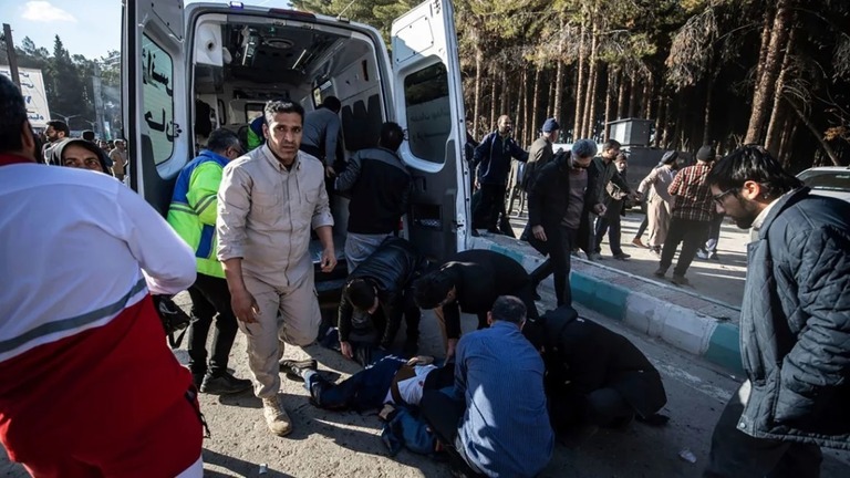 ３日の爆発後、手当てを受ける負傷者＝イラン・ケルマン/Mahdi Karbakhsh Ravari/Mehr News Agnecy/AP