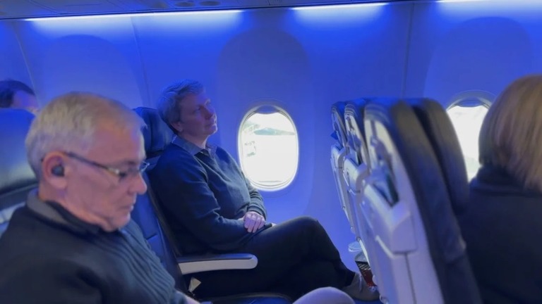 ７３７ＭＡＸ９の座席に腰を下ろすアラスカ航空のフォンミューレンＣＯＯ（奥）/CNN