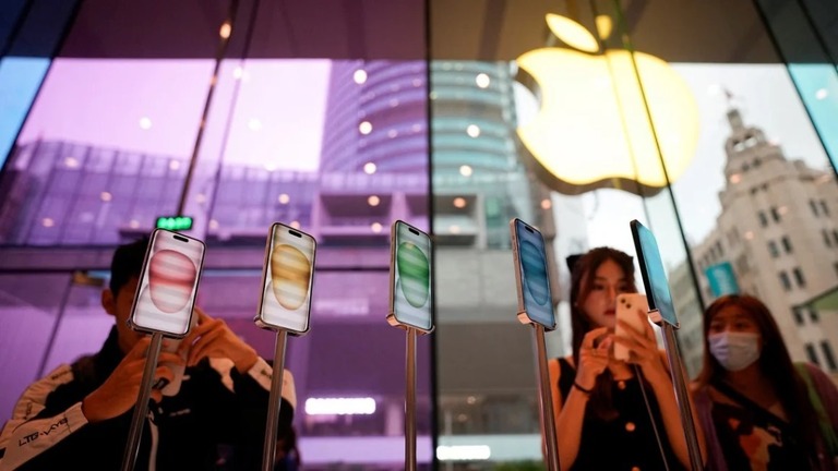 上海のアップルショップで新型ｉＰｈｏｎｅを眺める人々/Aly Song/Reuters