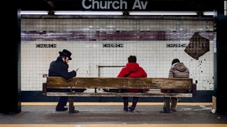 ブルックリン区のチャーチアベニュー駅でＧ系統の列車を待つ客ら