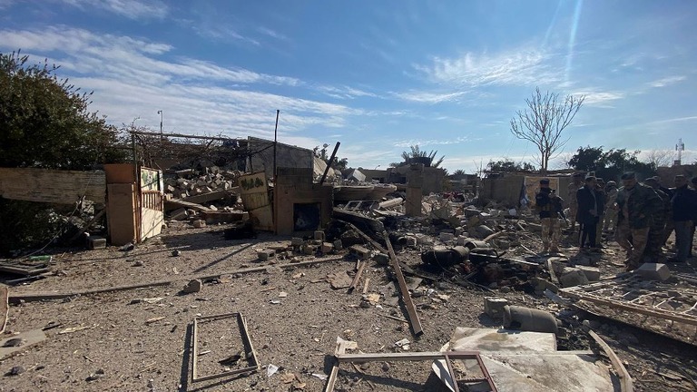 米軍の攻撃によって破壊された建物＝３日、イラク・カイム/Stringer/Reuters