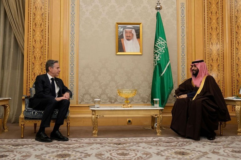 サウジアラビアのリヤドで５日、協議を行ったムハンマド皇太子（右）ブリンケン米国務長官/Mark Schiefelbein/Pool/AP