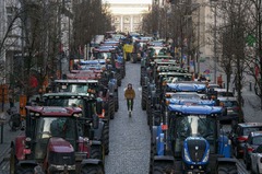 農業従事者の抗議デモ、欧州全域で噴出　その理由は