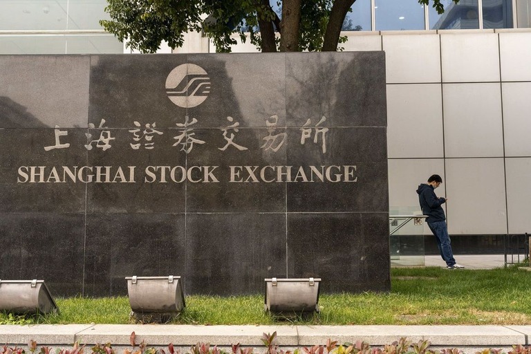 中国株式市場は下落を続けている/Raul Ariano/Bloomberg/Getty Images