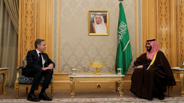 サウジの首都リヤドで会談するブリンケン米国務長官（左）とサウジのムハンマド皇太子/Mark Schiefelbein/Pool/AP