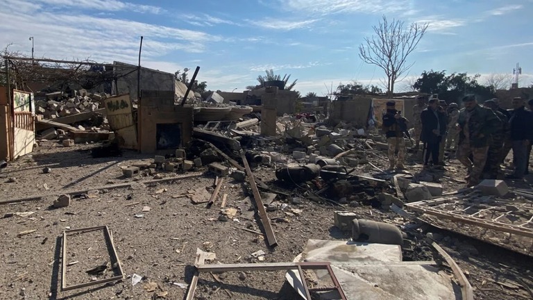 米軍の空爆現場に残る破壊された建物＝３日、イラク・カイム/Stringer/Reuters