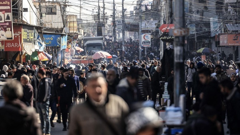 混雑するラファの通り/Mahmud Hams/AFP/Getty Images