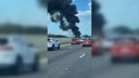 小型機、米高速道への「不時着」で墜落し２人死亡　車にも衝突
