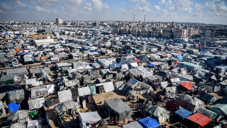 ガザ南部ラファのマワシ地区に多数設営されたパレスチナ人家族らのテント/Abed Zagout/Anadolu/Getty Images