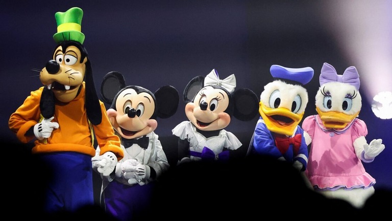 ステージに立つディズニーのキャラクター＝米カリフォルニア州アナハイム/Mario Anzuoni/Reuters/FILE