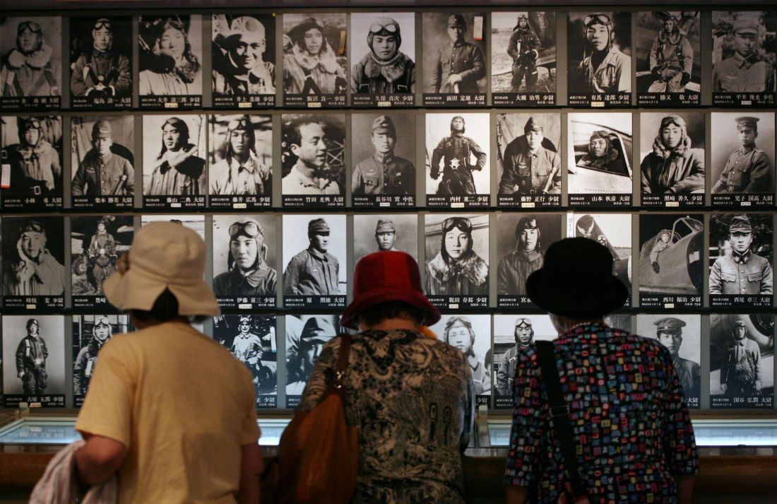 米軍への特攻で命を落とした神風特攻隊員の写真を見つめる女性たち＝知覧特攻平和会館

/David Guttenfelder/AP