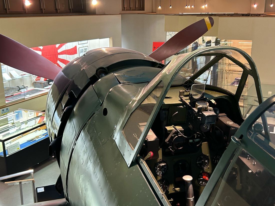 鹿屋航空基地史料館で見られる戦闘機の操縦席。神風特攻隊で使用されたのと同型の機体だ/Brad Lendon/CNN
