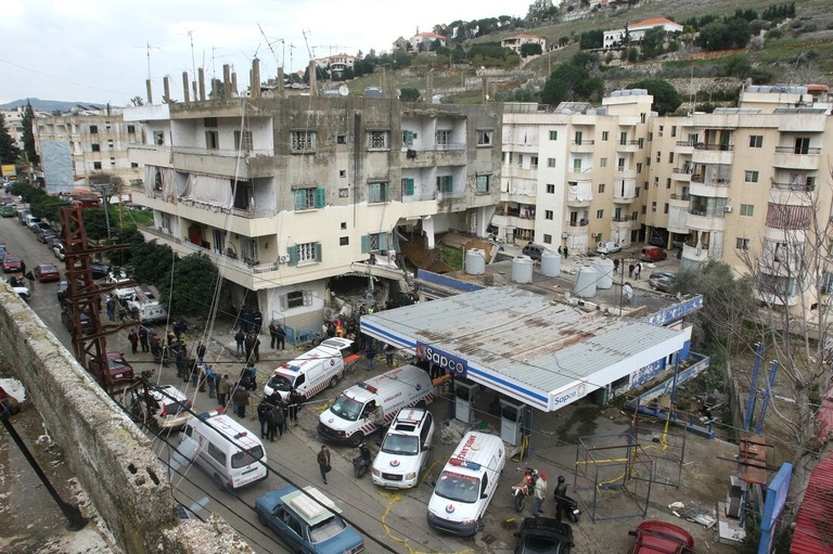 イスラエル軍が空爆の標的とした建物にかけつけた救助隊員＝１５日、レバノン南部ナバティエ/Mahmoud Zayyat/AFP/Getty Images