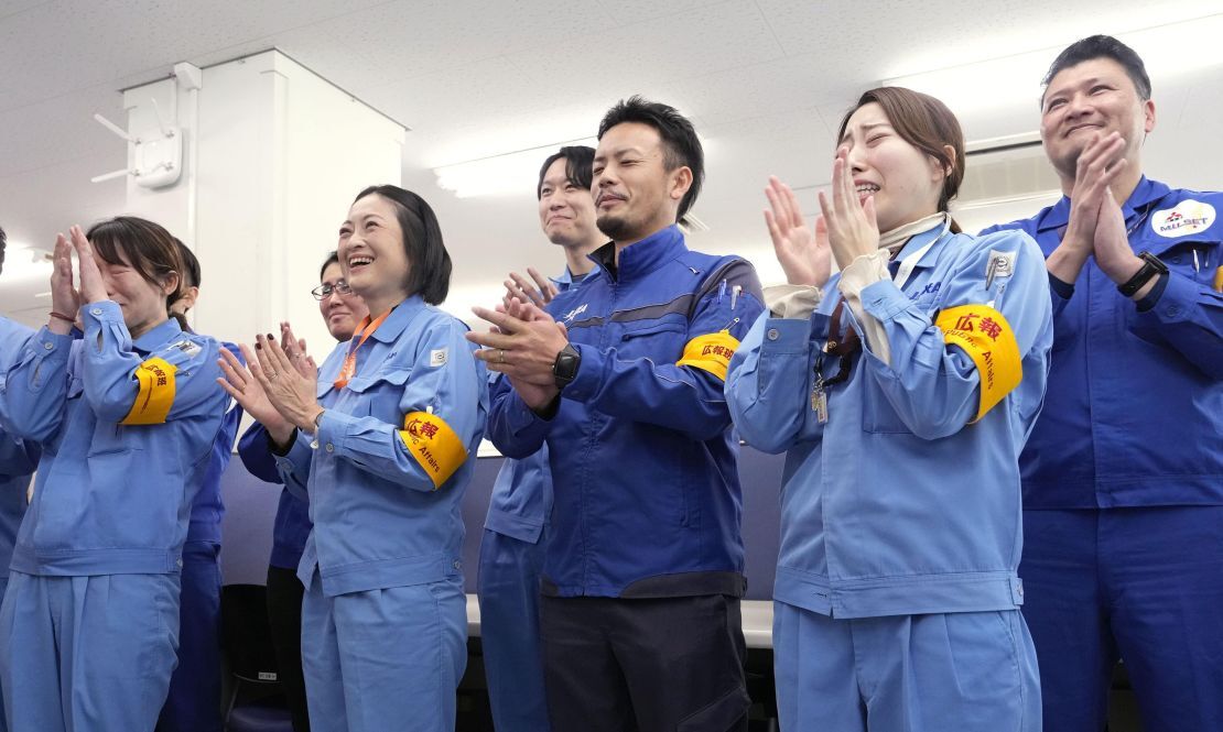 ＪＡＸＡと三菱重工業の関係者が成功を喜ぶ＝１７日/Kyodo News/Getty Images