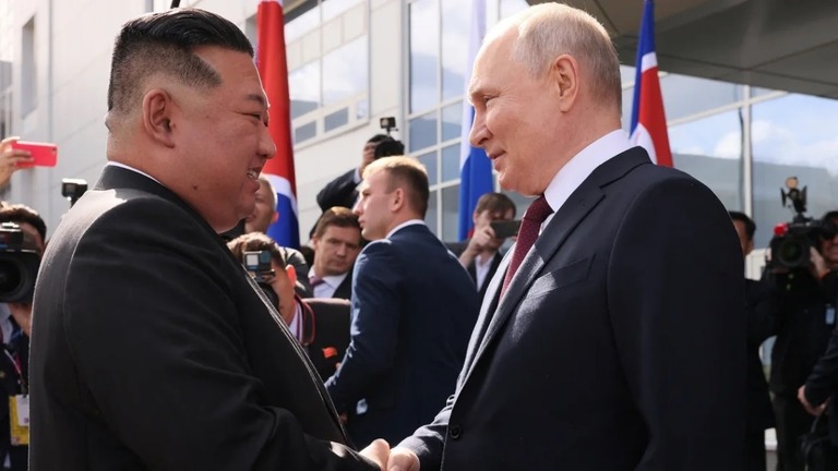 昨年９月、ロシア極東の宇宙基地で握手を交わすプーチン氏（右）と金正恩氏/Mikhail Metzel/Kremlin/Sputnik/Reuters