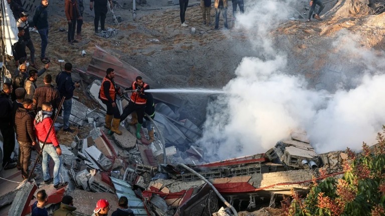 ラファ東部の建物で起きた火災の消火活動に当たるパレスチナ民間防衛チームのメンバー/Said Khatib/AFP/Getty Images