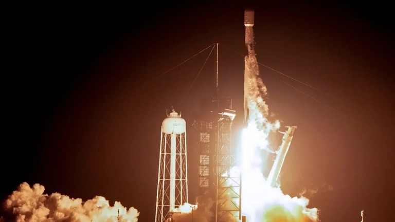 オデュッセウスがスペースＸのロケット「ファルコン９」に搭載されて打ち上げられる様子/John Raoux/AP