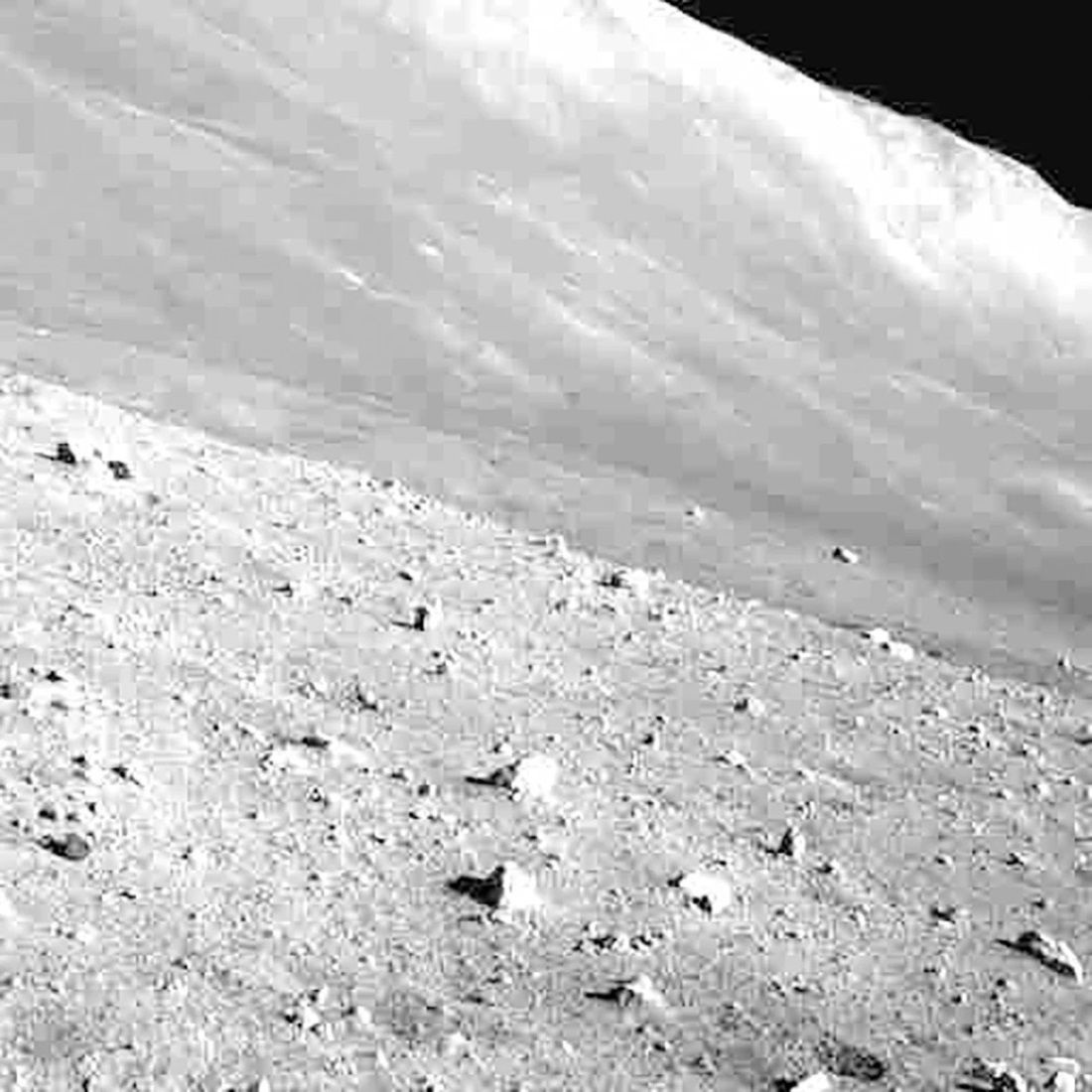 航法カメラで撮影した月面の様子/JAXA
