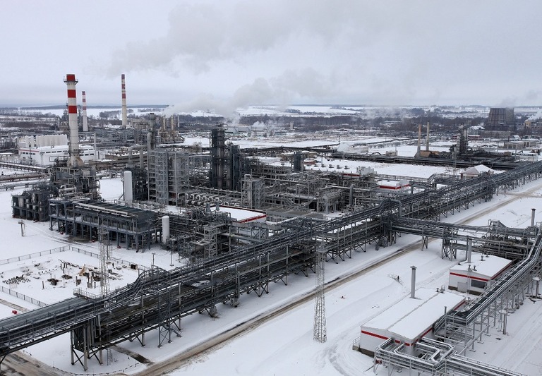 ロシア西部ニジニノブゴロドにある石油大手ルクオイルの製油所/Andrey Rudakov/Bloomberg/Getty Images