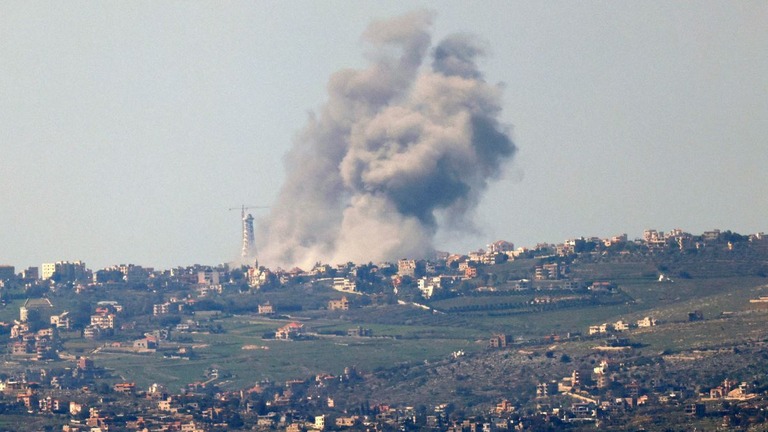 レバノン南部のビントジュベイル村の上空に煙が立ち上る様子をイスラエル側から撮影＝２８日/Jalaa Marey/AFP/Getty Images