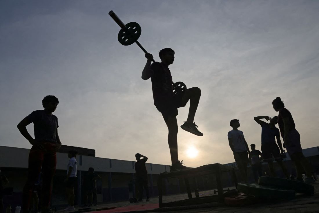 朝練でウェイトトレーニングをする男子生徒。日曜を除き、生徒たちは朝４時に起床する/Anushree Fadnavis/Reuters