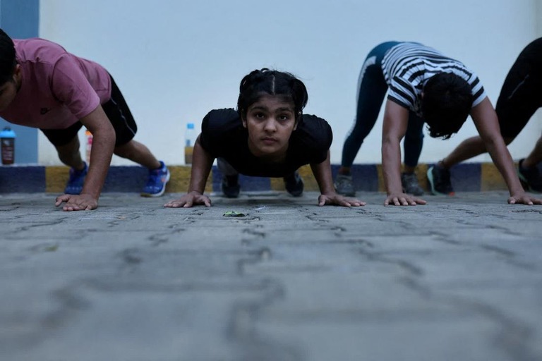 インドのレスリングスクール「アルティウス」の朝練で腕立て伏せを行う生徒たち/Anushree Fadnavis/Reuters