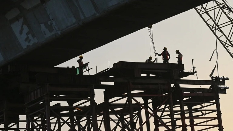 インド西部ムンバイの建設現場で働く作業員＝２０２３年１１月撮影/Punit Paranjpe/AFP/Getty Images