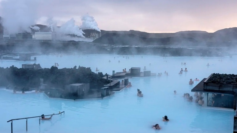 アイスランドにある世界最大級の屋外温泉施設「ブルーラグーン」に、噴火の懸念が高まったとの理由で退避命令が出された/Sergio Pitamitz/VWPics/Universal Images Group/Getty Images