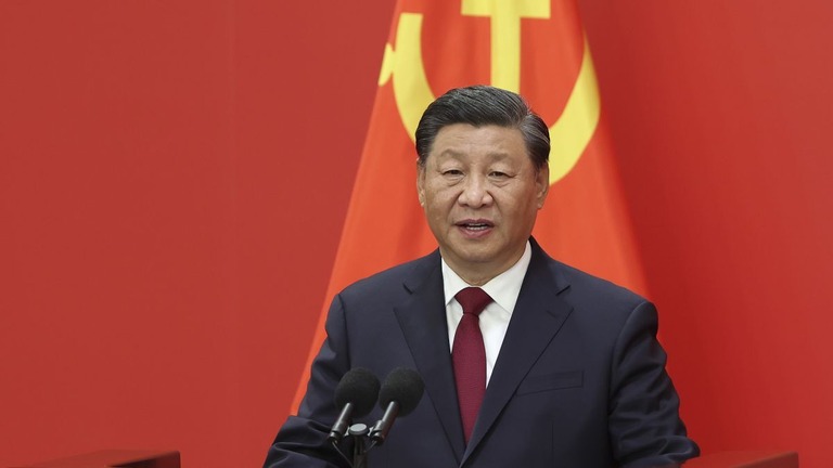 中国の習近平国家主席が２０２２年１０月の人民代表大会で演説する様子/Lintao Zhang/Getty Images