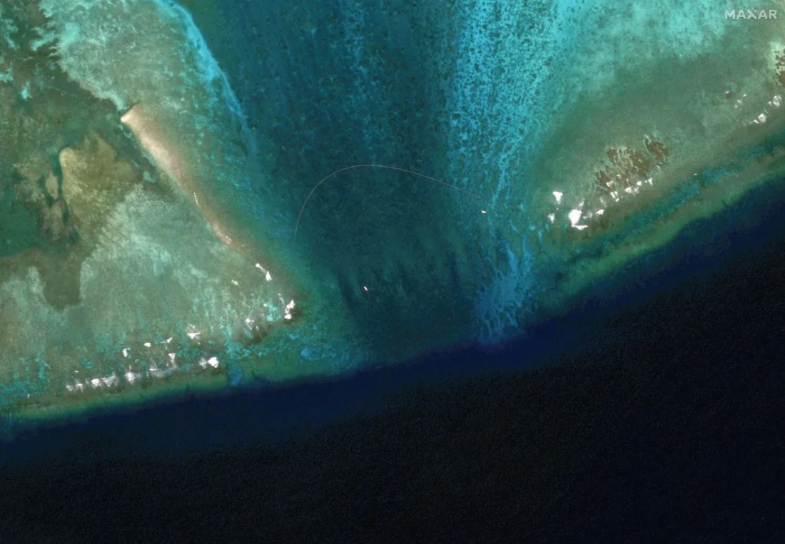 スカボロー礁の入り口の漁場に設置された障害物の衛星画像。比政府は中国海警局が設置したと非難した/Maxar Technologies