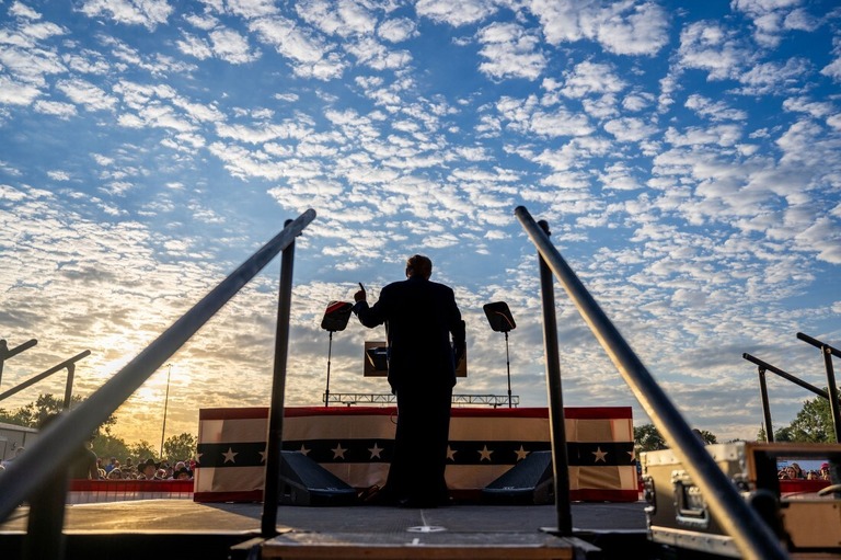 選挙集会で演説するトランプ氏＝１１月２日、テキサス州ヒューストン/Brandon Bell/Getty Images