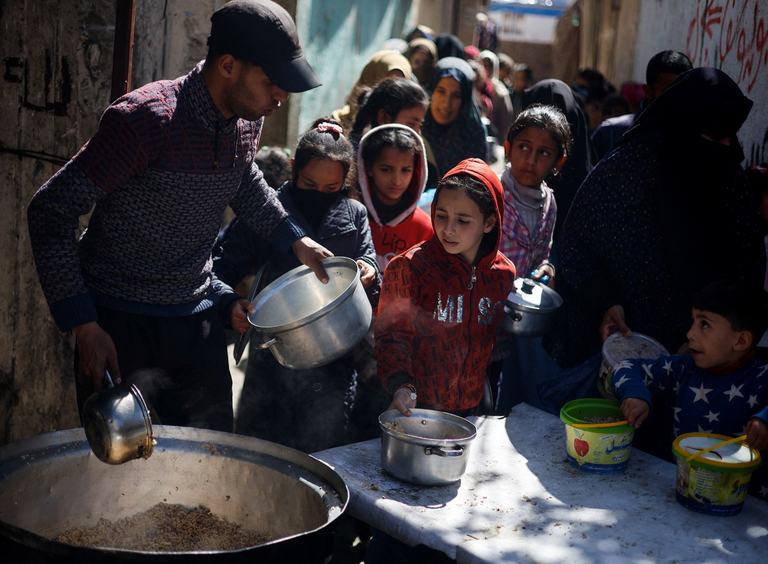 食料不足の中、配給食を待つパレスチナ人の子どもたち＝５日、パレスチナ自治区ガザ地区南部ラファ/Mohammed Salem/Reuters via CNN Newsource