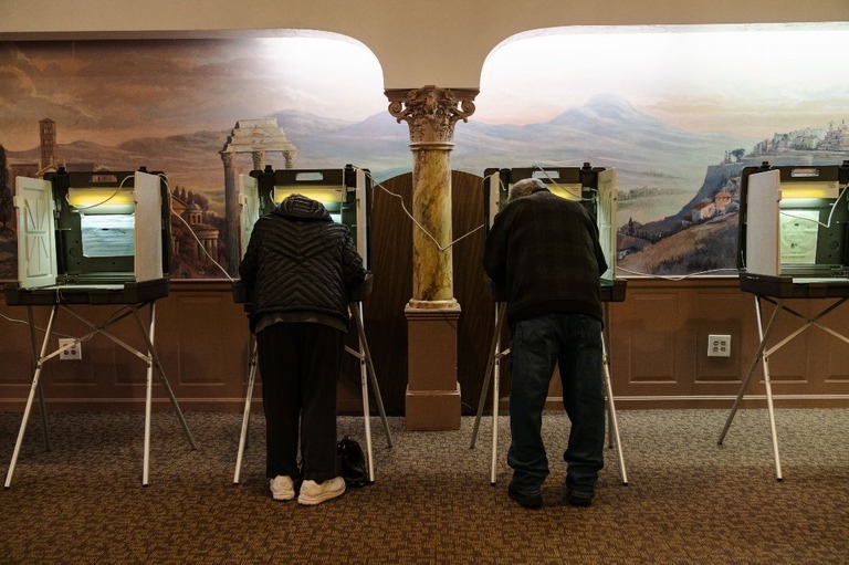 投票所で投票する有権者＝５日、マサチューセッツ州ソーガス/Sophie Park/Bloomberg via Getty Images