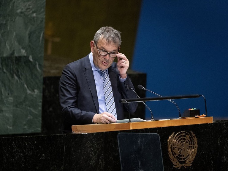 国連総会で演説する国連パレスチナ難民救済事業機関のラザリーニ事務局長/Fatih Aktas/Anadolu/Getty Images