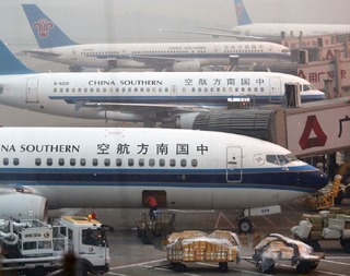 乗客がエンジンに硬貨を投げ入れ中国南方航空の便の出発が大幅に遅れた