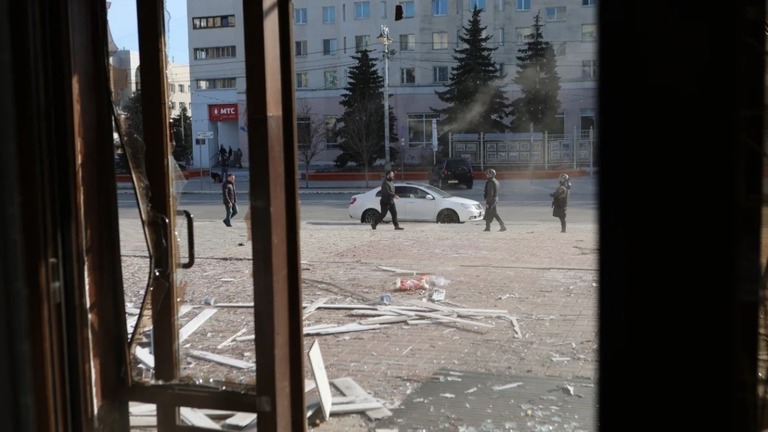 ドローン（無人機）攻撃によって破損した市役所の建物＝１２日、ロシア・ベルゴロド州/Stringer/AFP/Getty Images