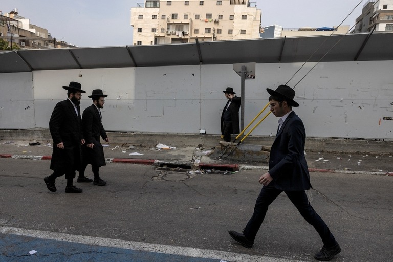 イスラエル中部の都市ブネイブラクの街路を歩くユダヤ教超正統派の教徒たち/Menahem Kahana/AFP/Getty Images