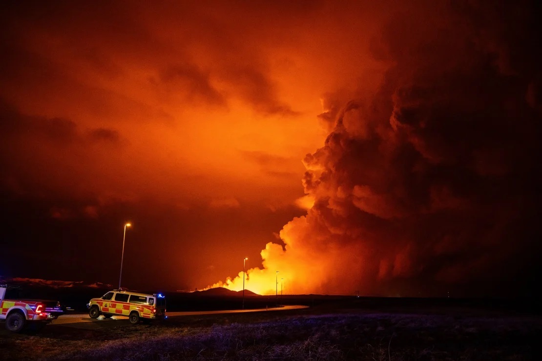 火山活動によって吹き上がった噴煙＝１６日/Marco di Marco/AP