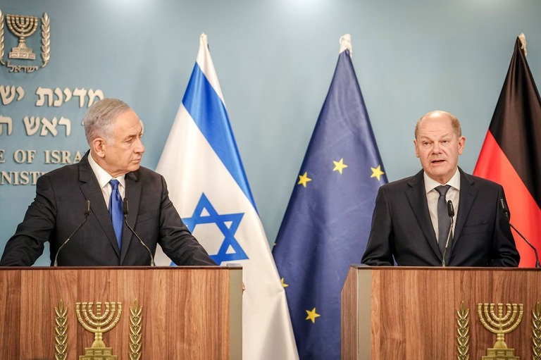 １７日、イスラエルのエルサレムで記者会見するドイツのショルツ首相（右）とイスラエルのネタニヤフ首相/Kay Nietfeld/picture alliance/Getty Images