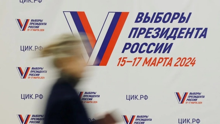 投票所に貼られた大統領選のポスター＝１７日、ロシア首都モスクワ/Maxim Shemetov/Reuters