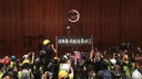 香港民主化デモ、立法会突入の１２人に実刑判決